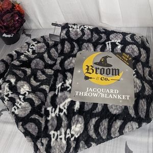 🆕 Moon Phase Jacquard Throw